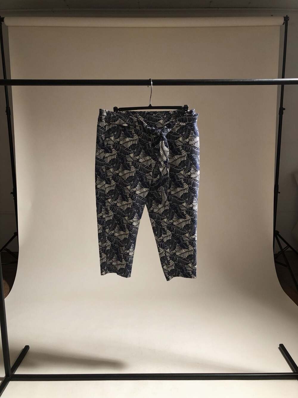 Jenna Rose Navy and White Leaf Print Tie-Waist Cropped Trousers
